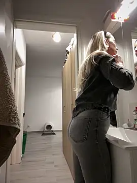 Snapshot of Ella_Charm chatting on February 2026 04:23:01 PM Ella Charm online show from February 2026 04:23:01 PM