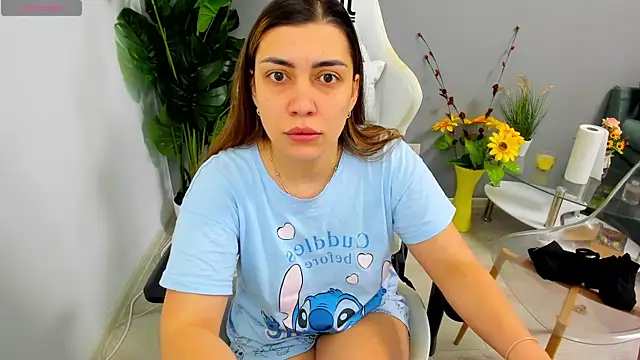 Snapshot of EveEvian chatting on April 2026 11:19:02 AM EveEvian online show from April 2026 11:19:02 AM