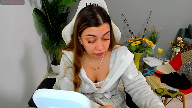 Snapshot of EveEvian chatting on April 2026 10:32:02 AM EveEvian online show from April 2026 10:32:02 AM