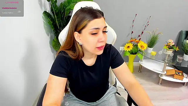 Snapshot of EveEvian chatting on May 2026 08:28:02 PM EveEvian online show from May 2026 08:28:02 PM