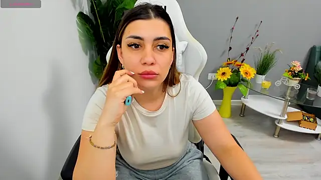 Snapshot of EveEvian chatting on May 2026 05:32:01 PM EveEvian online show from May 2026 05:32:01 PM