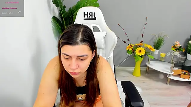 Snapshot of EveEvian chatting on May 2026 11:29:02 AM EveEvian online show from May 2026 11:29:02 AM