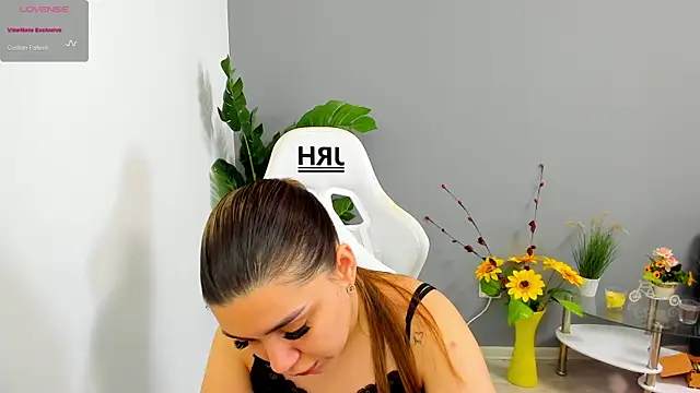 Snapshot of EveEvian chatting on May 2026 11:30:02 AM EveEvian online show from May 2026 11:30:02 AM