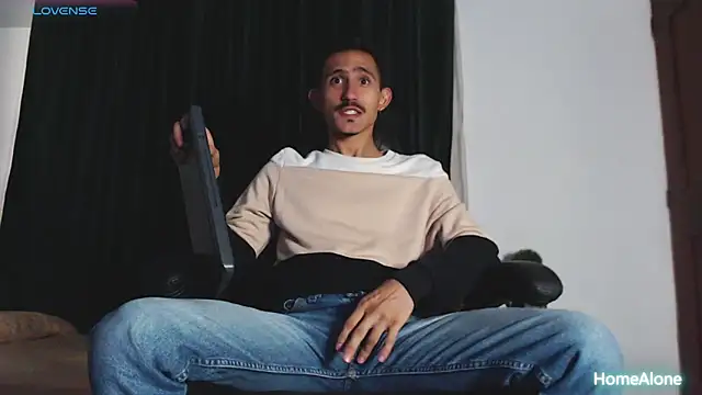 Snapshot of HomeAloneK chatting on March 2025 06:22:01 PM HomeAloneK online show from March 2025 06:22:01 PM