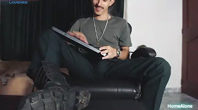 Snapshot of HomeAloneK chatting on March 2025 07:25:01 PM HomeAloneK online show from March 2025 07:25:01 PM