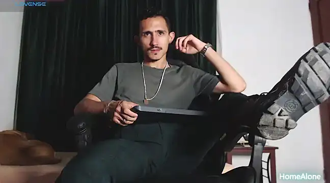 Snapshot of HomeAloneK chatting on March 2025 10:40:01 PM HomeAloneK online show from March 2025 10:40:01 PM