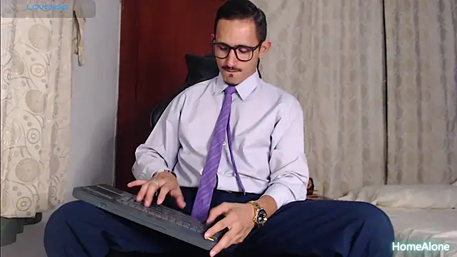 Snapshot of HomeAloneK chatting on September 2025 07:18:02 PM HomeAloneK online show from September 2025 07:18:02 PM