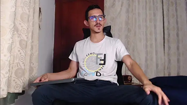 Snapshot of HomeAloneK chatting on September 2025 09:20:02 PM HomeAloneK online show from September 2025 09:20:02 PM