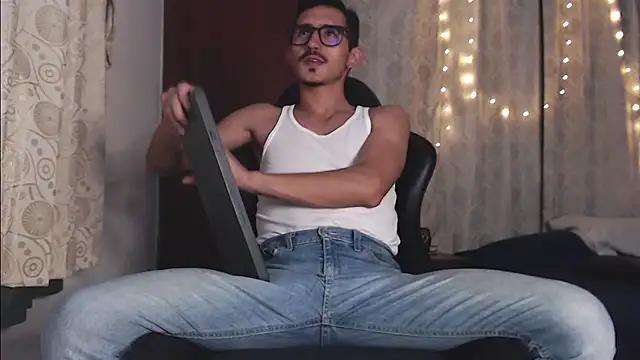 Snapshot of HomeAloneK chatting on September 2025 08:24:01 PM HomeAloneK online show from September 2025 08:24:01 PM