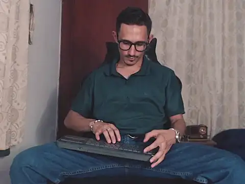 Snapshot of HomeAloneK chatting on October 2025 08:54:02 PM HomeAloneK online show from October 2025 08:54:02 PM