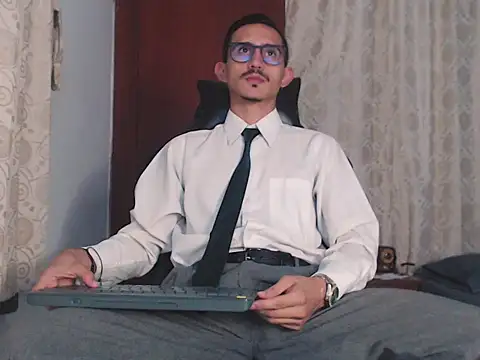 Snapshot of HomeAloneK chatting on October 2025 07:58:01 PM HomeAloneK online show from October 2025 07:58:01 PM