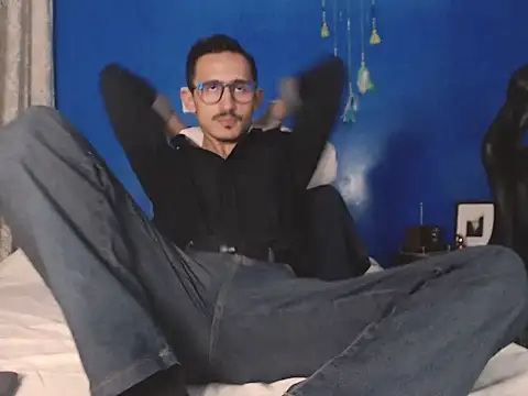 Snapshot of HomeAloneK chatting on October 2025 08:15:02 PM HomeAloneK online show from October 2025 08:15:02 PM