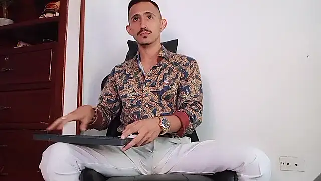 Snapshot of HomeAloneK chatting on November 2025 07:36:02 PM HomeAloneK online show from November 2025 07:36:02 PM