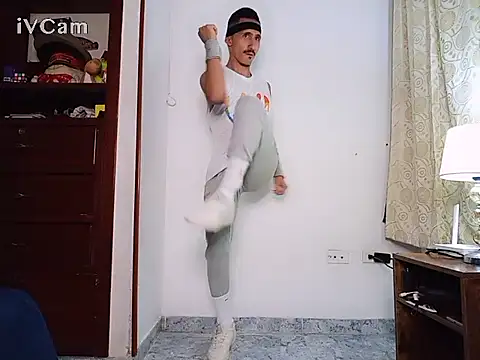 Snapshot of HomeAloneK chatting on November 2025 07:51:02 PM HomeAloneK online show from November 2025 07:51:02 PM