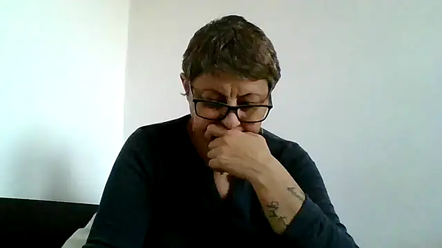 roseblak42 online show from November 2025 02:18:01 PM