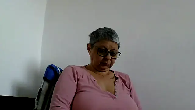 roseblak42 online show from May 2026 03:17:01 PM