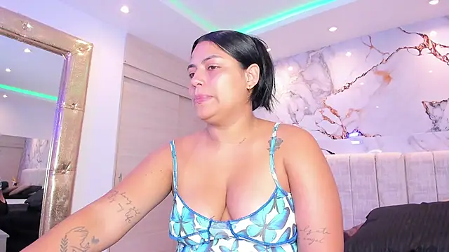 Snapshot of kiana_cream chatting on November 2025 11:32:02 AM kiana cream online show from November 2025 11:32:02 AM