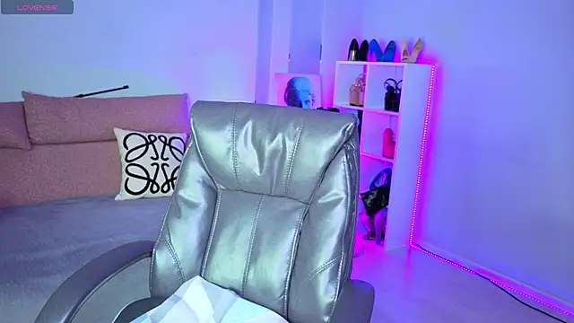 Snapshot of _MIURA_ chatting on November 2025 12:54:01 AM MIURA online show from November 2025 12:54:01 AM