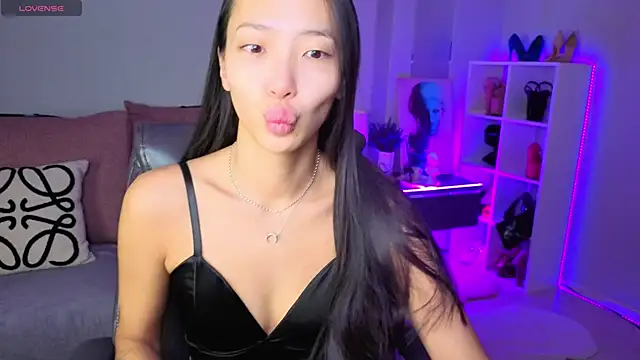 Snapshot of _MIURA_ chatting on November 2025 12:13:01 AM MIURA online show from November 2025 12:13:01 AM