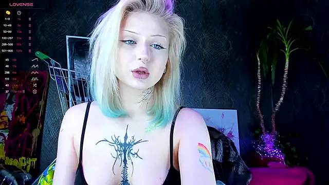 Snapshot of little_grinch666 chatting on January 2025 06:03:01 PM little grinch666 online show from January 2025 06:03:01 PM