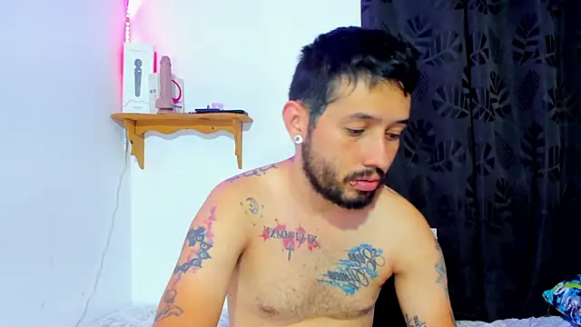 Snapshot of Bad_Couple_1 chatting on February 2025 07:01:01 AM Bad Couple 1 online show from February 2025 07:01:01 AM