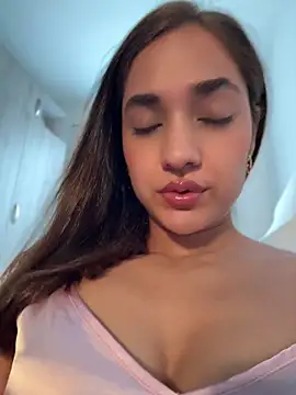 Snapshot of CuteeRose chatting on May 2026 01:48:02 PM CuteeRose online show from May 2026 01:48:02 PM
