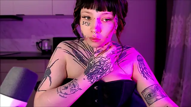 Snapshot of tradishka chatting on January 2025 08:47:01 PM tradishka online show from January 2025 08:47:01 PM