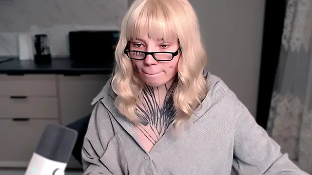 Snapshot of tradishka chatting on March 2025 11:53:02 PM tradishka online show from March 2025 11:53:02 PM