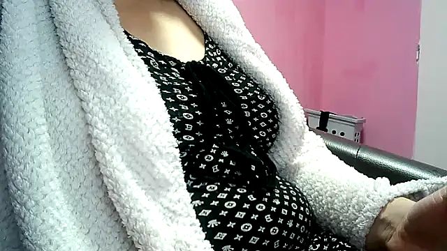 Snapshot of Lucinka1 chatting on December 2024 07:00:02 PM Lucinka1 online show from December 2024 07:00:02 PM