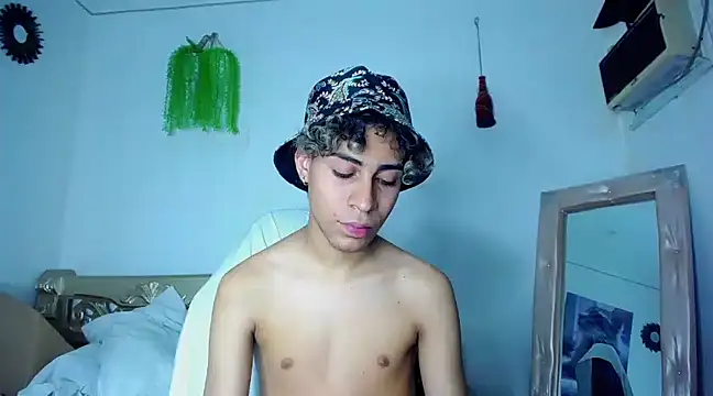 Snapshot of huge_armound chatting on February 2025 02:48:02 PM huge armound online show from February 2025 02:48:02 PM