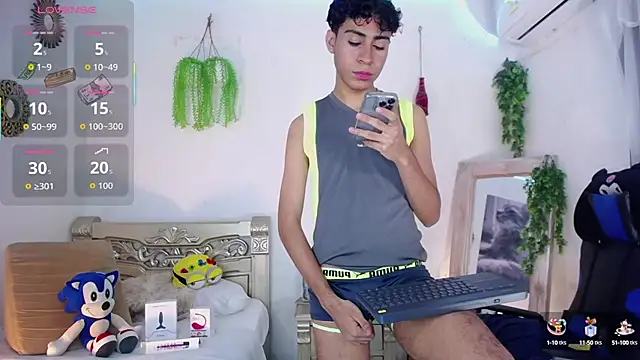 Snapshot of huge_armound chatting on October 2025 04:59:02 AM huge armound online show from October 2025 04:59:02 AM