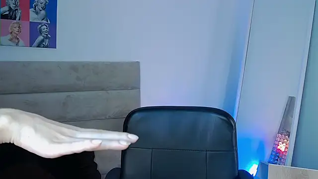 Snapshot of AllieEvans chatting on February 2025 10:04:02 PM AllieEvans online show from February 2025 10:04:02 PM