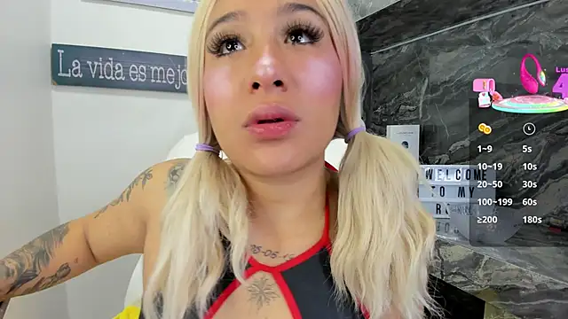 Snapshot of miss_danika chatting on October 2025 11:08:02 AM miss danika online show from October 2025 11:08:02 AM