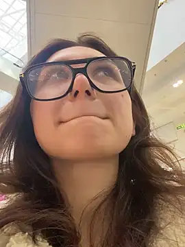 QuitieLia online show from December 2024 08:20:01 AM