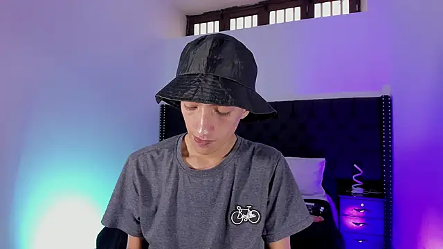 DereckCooperr online show from December 2024 07:40:02 PM