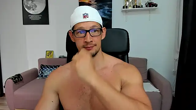 Snapshot of BrutusK08 chatting on June 2026 06:18:02 AM BrutusK08 online show from June 2026 06:18:02 AM