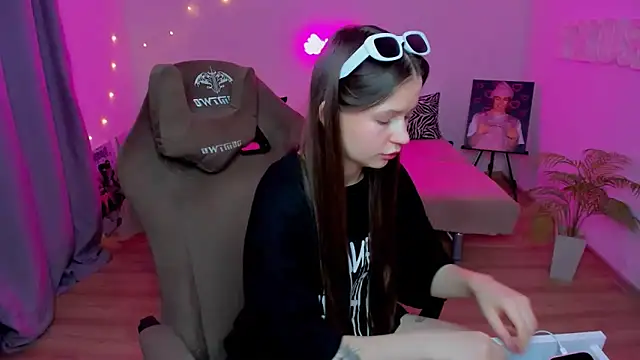 HelloRoxy online show from November 2025 07:13:01 PM