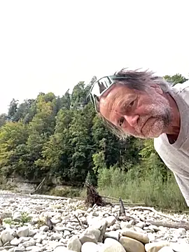 Snapshot of artXhibitor chatting on October 2025 01:41:02 PM artXhibitor online show from October 2025 01:41:02 PM