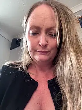 Snapshot of HoneyBluex chatting on March 2026 01:05:01 PM HoneyBluex online show from March 2026 01:05:01 PM