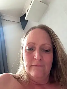 Snapshot of HoneyBluex chatting on April 2026 12:10:01 PM HoneyBluex online show from April 2026 12:10:01 PM