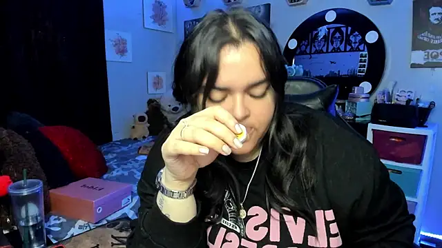 Snapshot of Luise_Meyrink chatting on November 2025 03:05:02 AM Luise Meyrink online show from November 2025 03:05:02 AM