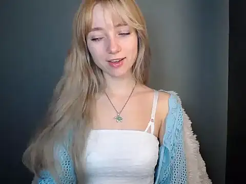 LuciaYoung online show from November 2025 07:24:01 PM