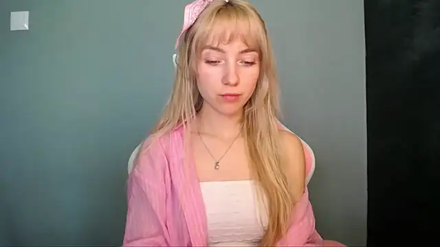 LuciaYoung online show from April 2026 12:08:02 PM