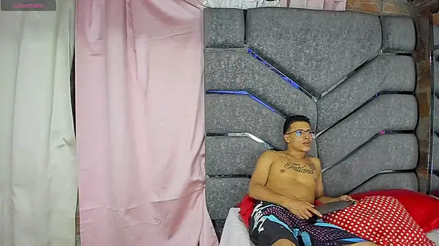 Snapshot of Latinos_couples chatting on February 2025 04:34:01 AM Latinos couples online show from February 2025 04:34:01 AM