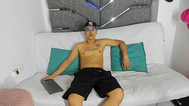 Snapshot of Latinos_couples chatting on January 2026 12:46:01 AM Latinos couples online show from January 2026 12:46:01 AM