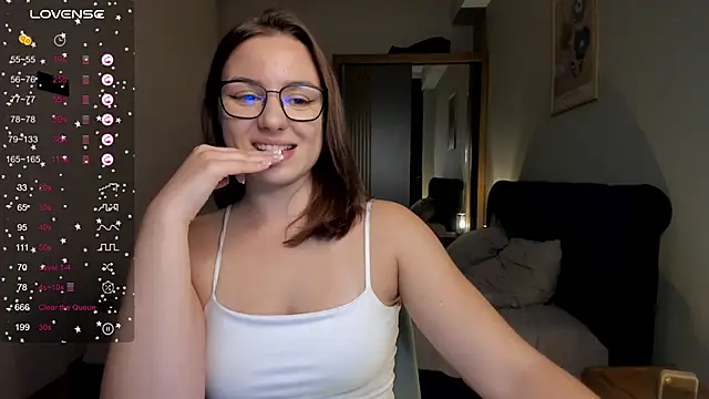 ThreeshaWhite online show from November 2025 05:56:02 PM