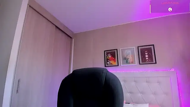 Snapshot of emma__smith1 chatting on February 2026 12:43:02 PM emma smith1 online show from February 2026 12:43:02 PM