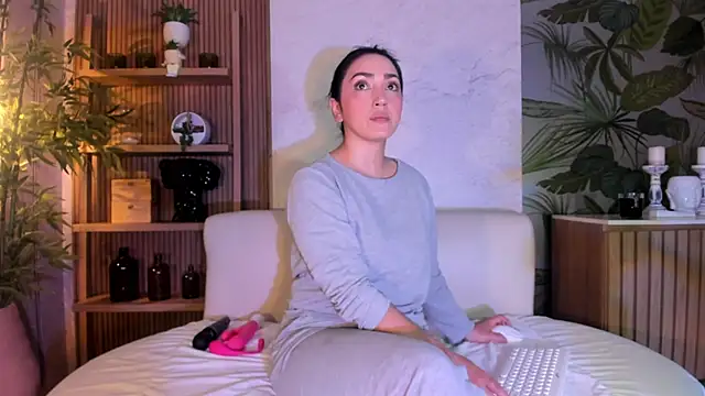LIAH IZUMI online show from May 2026 01:16:02 PM