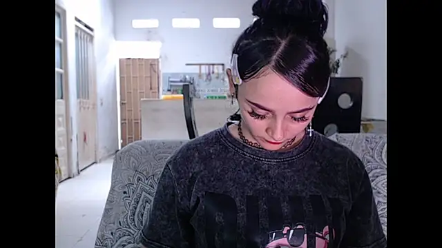 Snapshot of kitty22_ chatting on April 2026 03:21:01 PM kitty22 online show from April 2026 03:21:01 PM
