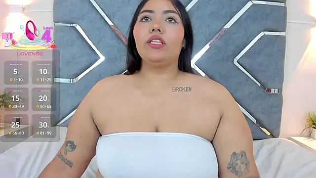 Snapshot of LucciaPorter chatting on September 2025 10:25:01 PM LucciaPorter online show from September 2025 10:25:01 PM